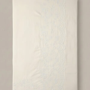 Colcha bordada floral en blanco