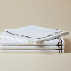 Juego de cama blanco con marco café