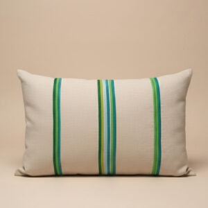 Cojines rayados multicolor con acento amarillo