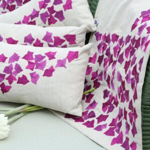 Cojines con pétalos fucsia bordados