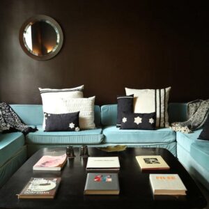 Cojines navy & cream con figuras aplicadas