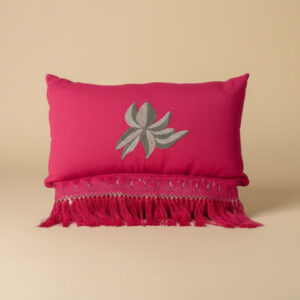 Cojín fucsia con flecos artesanales