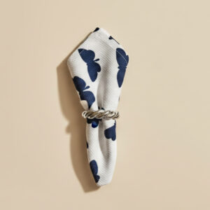 Detalle de mantel estampado, servilleta y camino de mesa