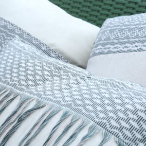 Cojines gris–azul con acentos tejidos