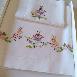 Juego infantil con mariquitas bordadas