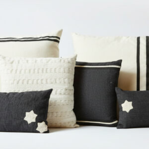 Cojines navy & cream con figuras aplicadas