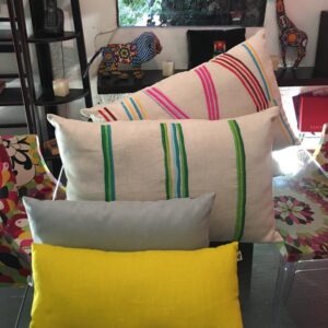 Cojines rayados multicolor con acento amarillo