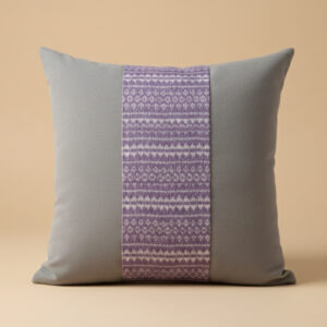 Cojines morados y grises con aplicaciones tejidas